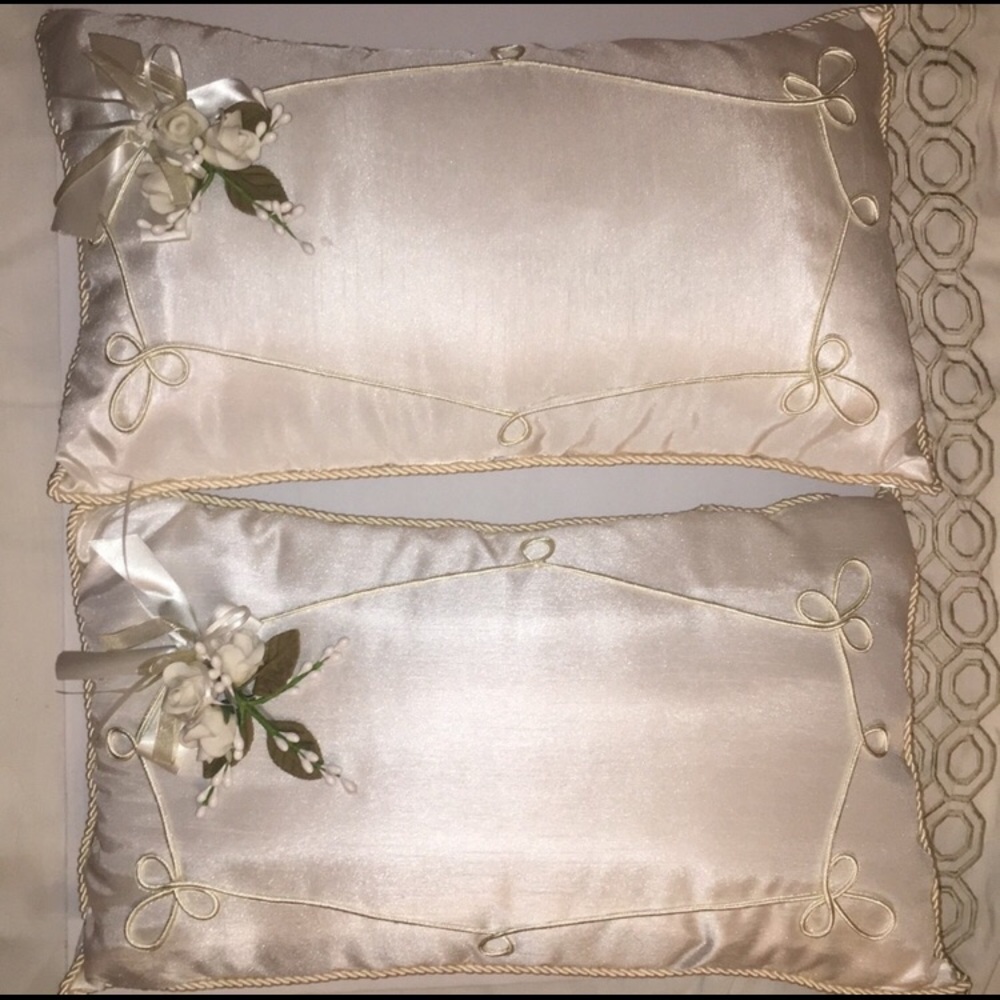 Wedding kneeling pillows with embroidery and flowe
